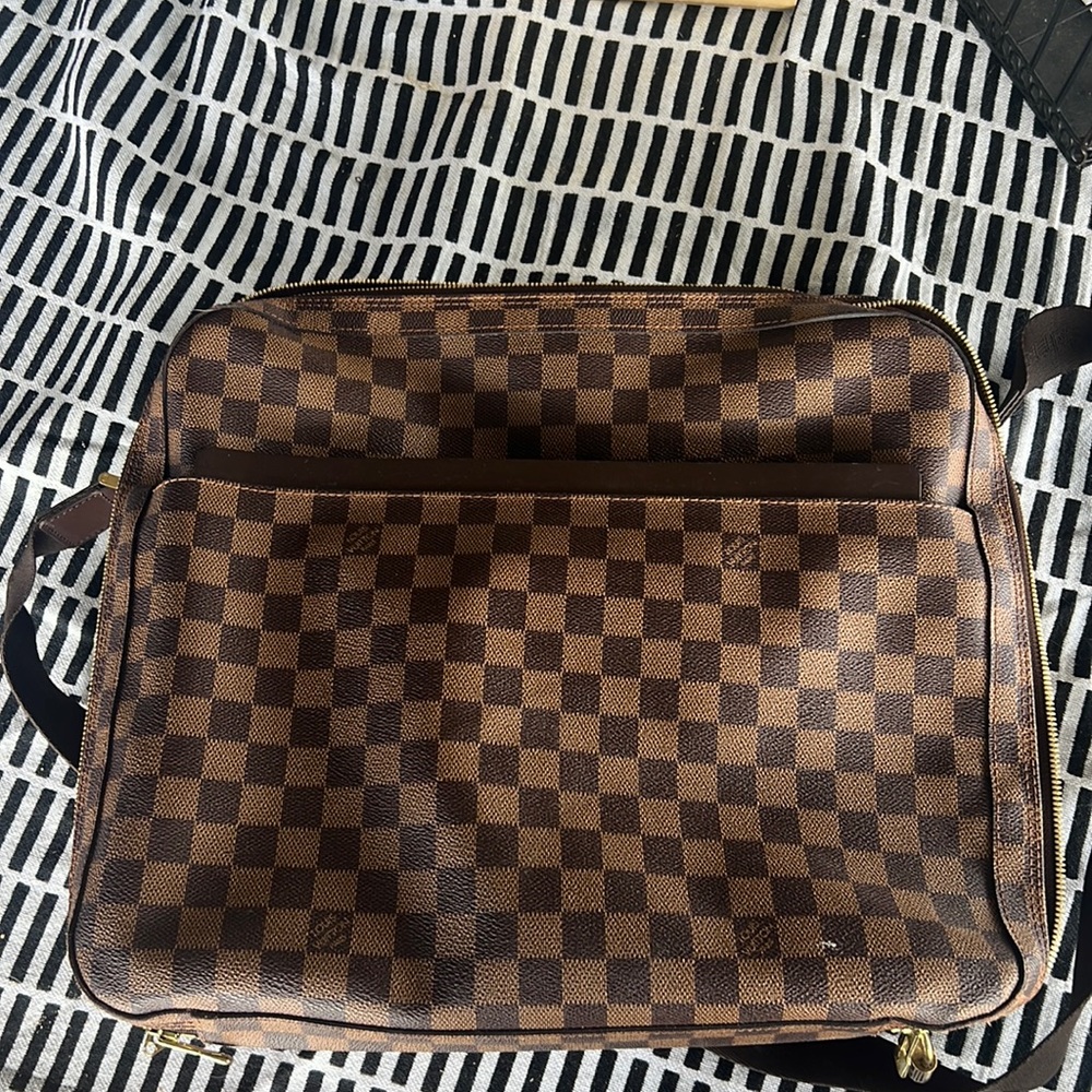 DEAL of the Week! LOUIS VUITTON Messenger/laptop bag.